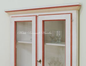 Vetrina angolare in legno massello laccata stile classico